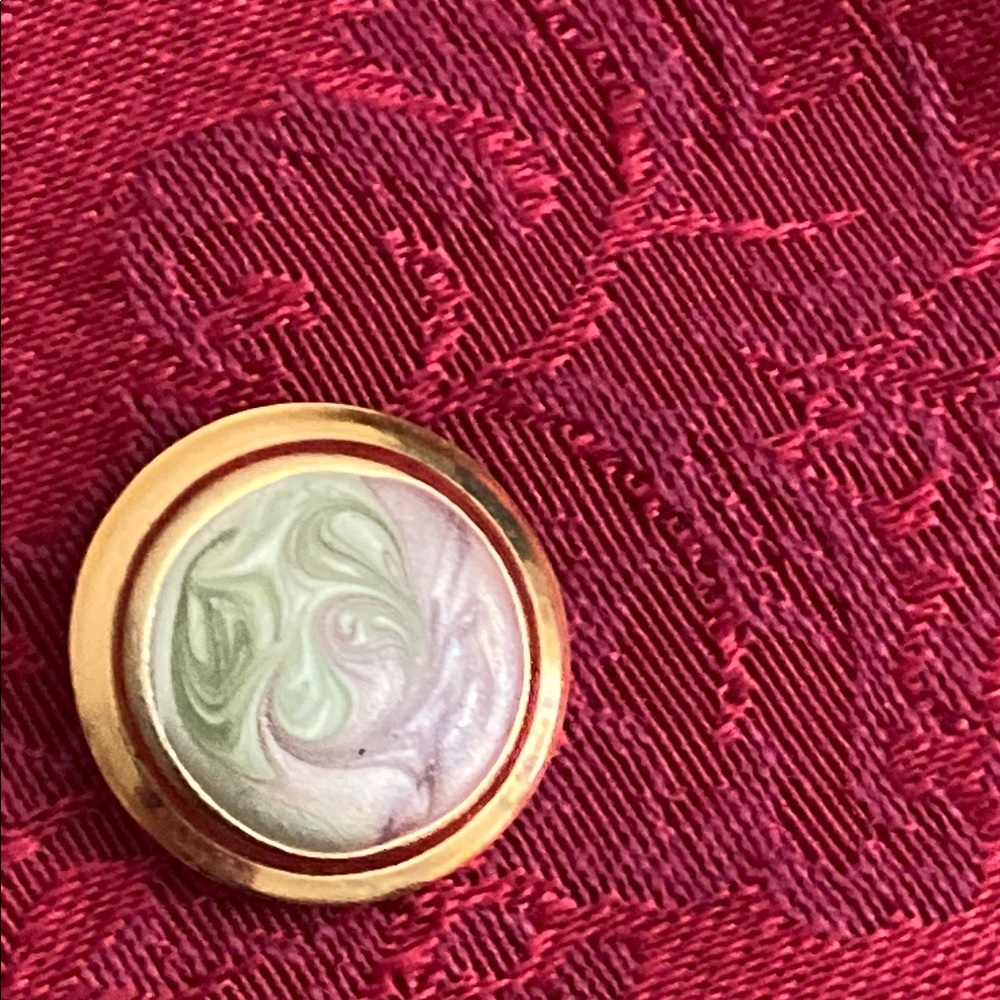5/$10❤️❤️❤️UpCycled Gold Tone & Enamel Cream Swirl Mini Broach